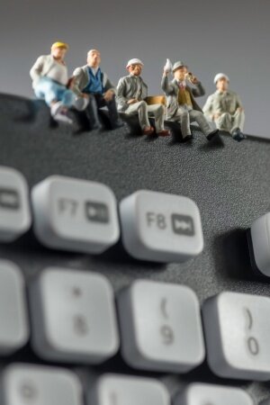 dolls workers keyboard Mobile Wallpaper