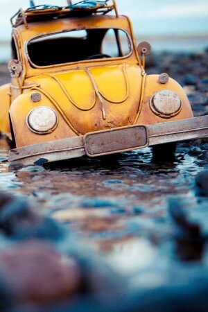 Volkswagen beetle toy water Mobile Wallpaper